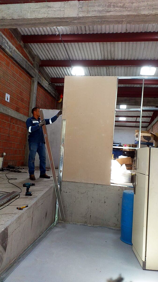Montaje de muro en drywall sobre estructura metálica