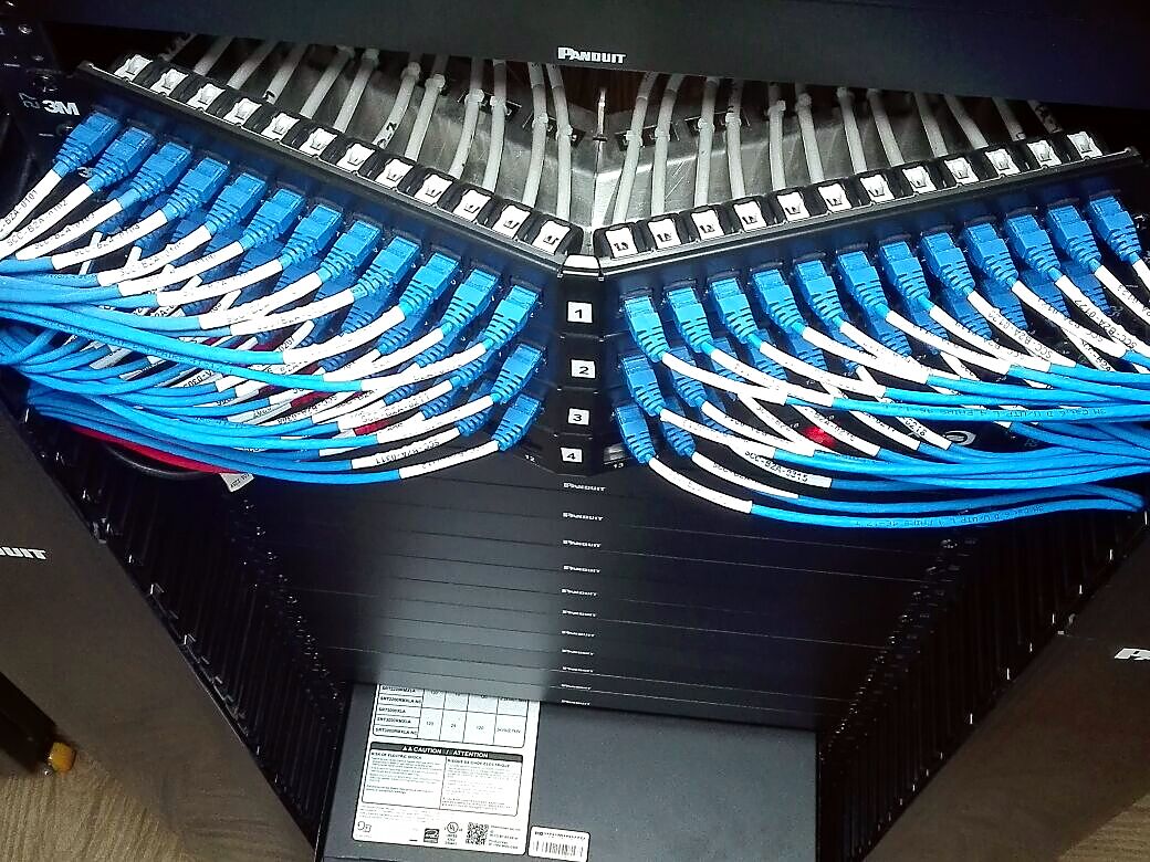 Patch panel angulado Panduit con patch cords etiquetados